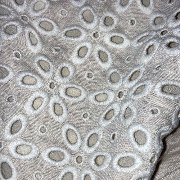 🛍️🛍️ 3 for $5. Adorable floral cutout sweatshirt - Picture 8 of 8